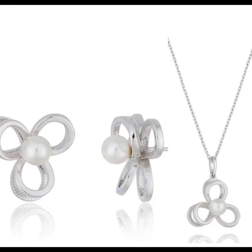 Earrings Swarovski Crystal Pearls White Rhodium plated Flower design